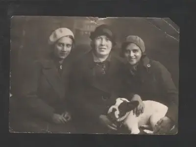 French Bulldog with women in early 20th century Europe, showing the breed’s shift from working-class companion to fashionable pet